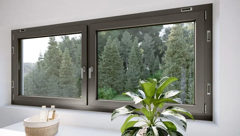 Instalación de ventana practicable de aluminio con doble manilla en Madrid