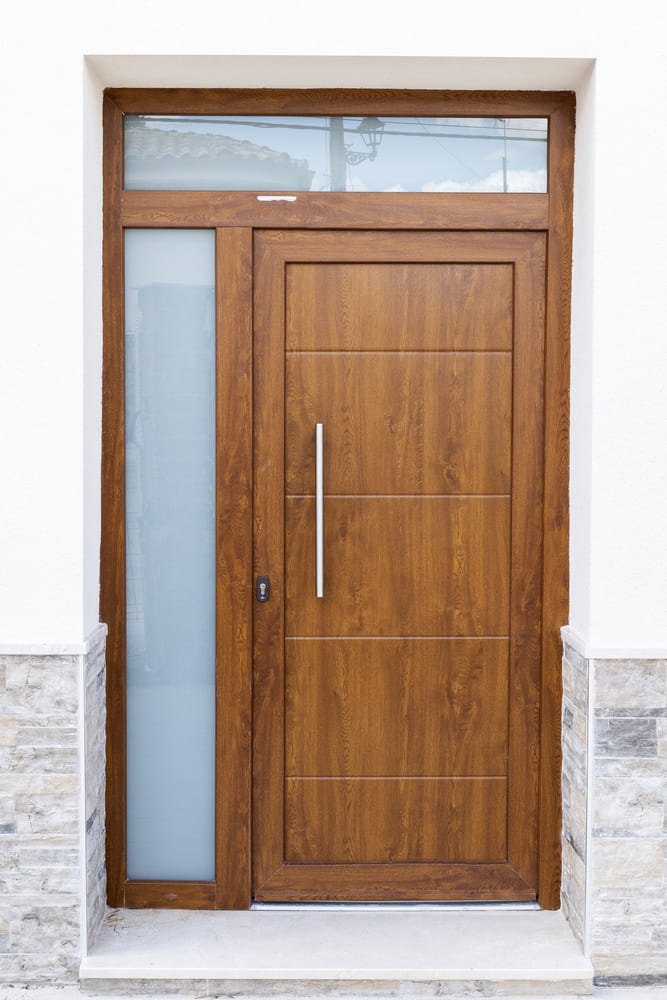 Puerta de madera con panel