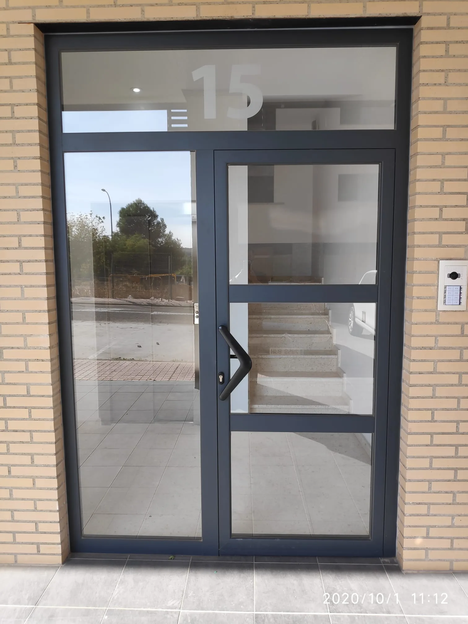 Puerta de aluminio con fijos lateral y superior - BaLa Parla y Madrid