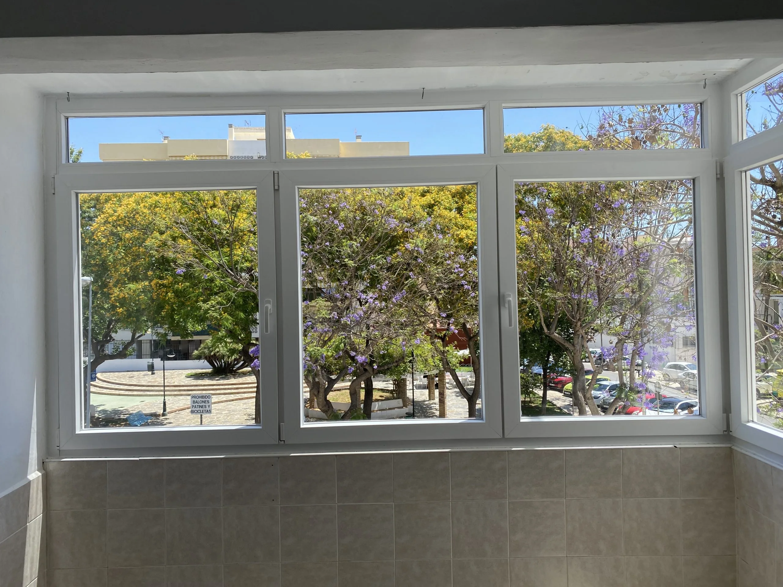 Ventanas Oscilobatiente con fijo superior y central con esquinero - BaLa Parla y Madrid